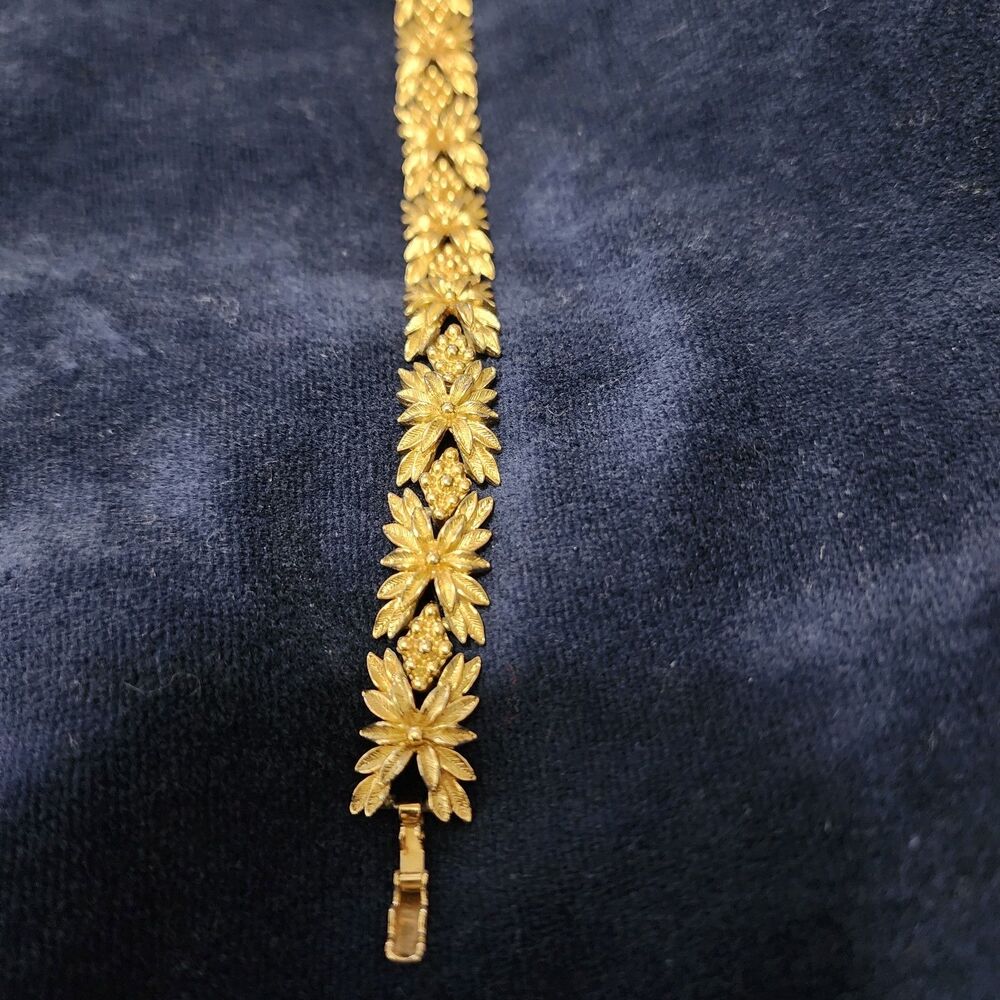Sarah Coventry Vintage Bracelet Gold Tone Floral Leaves Textured Links - Picture 6 of 12